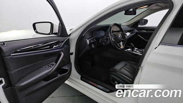 BMW 5-Series 2019 — photo 10