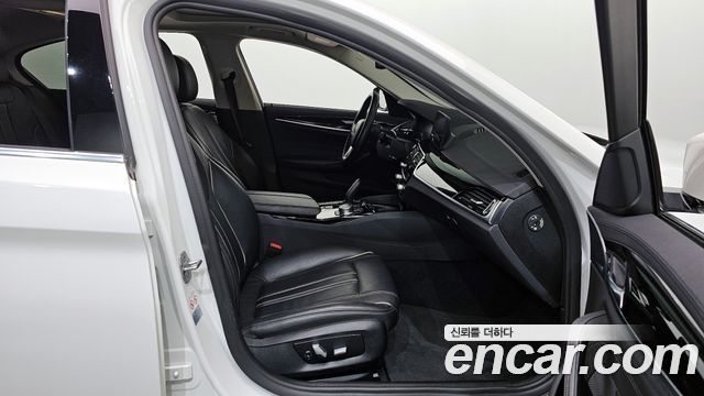 BMW 5-Series 2019 — photo 11