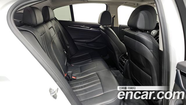 BMW 5-Series 2019 — photo 12