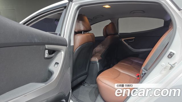 Hyundai AVANTE 2014 — photo 18