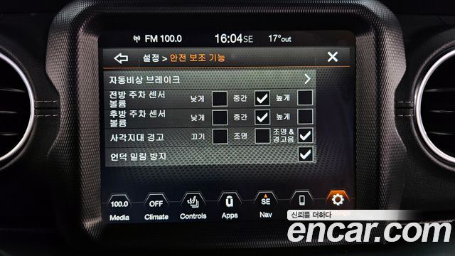 Jeep Wrangler 2022 — photo 16