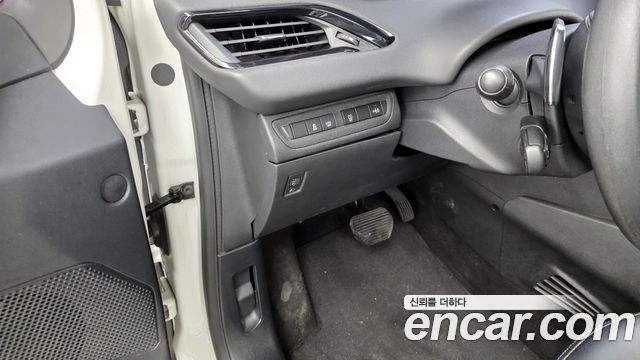 Peugeot 208 2016 — photo 16