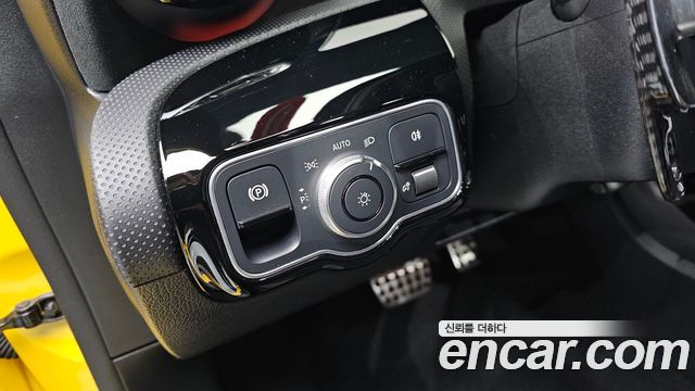 Mercedes-Benz A-Class 2023 — photo 12