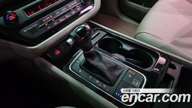 Kia Canival 2015 — photo 9
