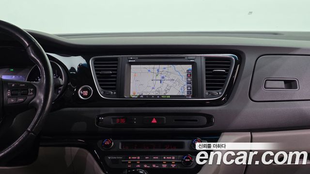Kia Canival 2015 — photo 16