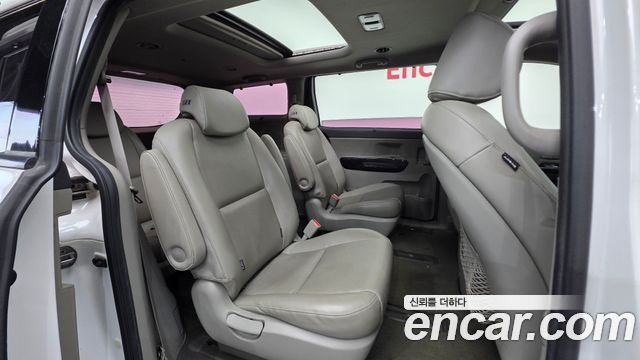 Kia Canival 2015 — photo 19