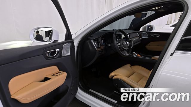 Volvo XC60 2022 — photo 10