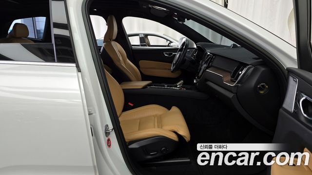 Volvo XC60 2022 — photo 11