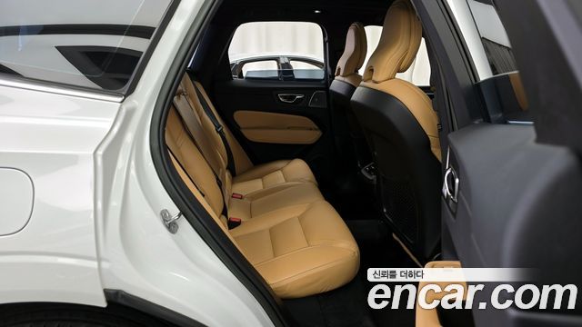 Volvo XC60 2022 — photo 12