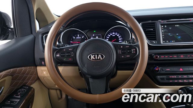 Kia Canival 2015 — photo 13