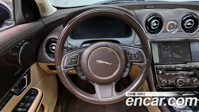 Jaguar XJ 2016 — photo 15