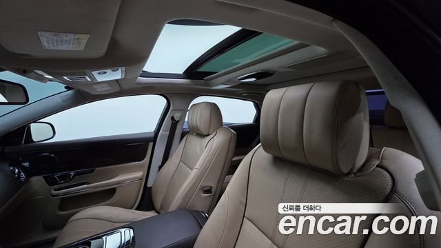 Jaguar XJ 2016 — photo 19
