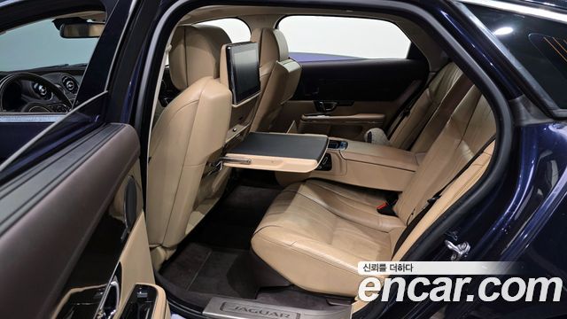 Jaguar XJ 2016 — photo 20