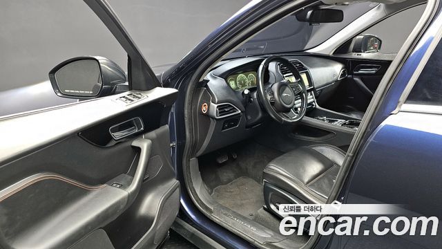Jaguar F-PACE 2017 — photo 11