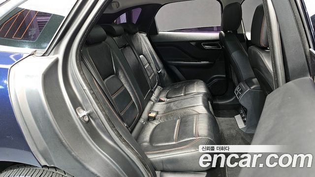 Jaguar F-PACE 2017 — photo 12