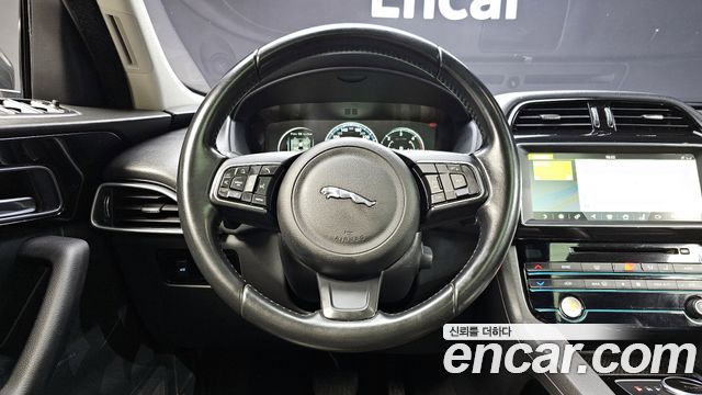 Jaguar F-PACE 2017 — photo 13