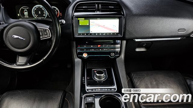 Jaguar F-PACE 2017 — photo 14