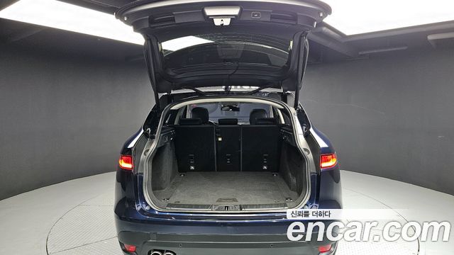 Jaguar F-PACE 2017 — photo 20
