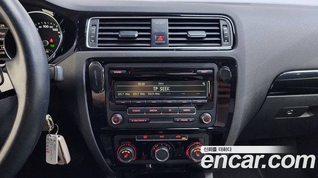 Volkswagen Jetta 2015 — photo 15