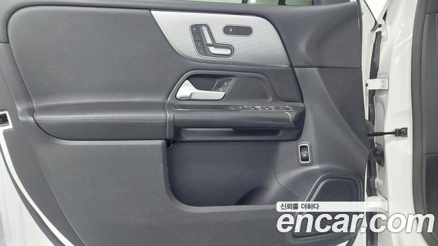 Mercedes-Benz GLB-Class 2021 — photo 15