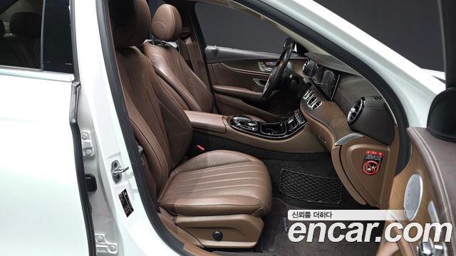 Mercedes-Benz E-Class 2019 — photo 10