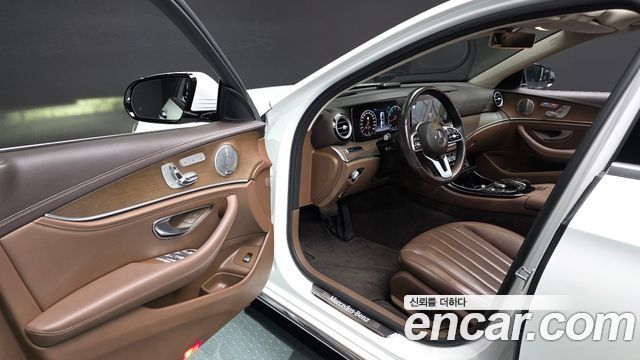 Mercedes-Benz E-Class 2019 — photo 11