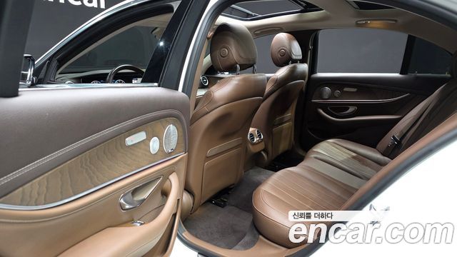 Mercedes-Benz E-Class 2019 — photo 12