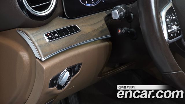 Mercedes-Benz E-Class 2019 — photo 16