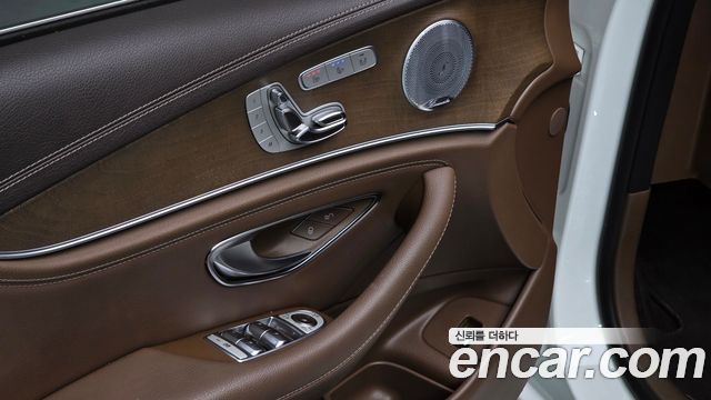 Mercedes-Benz E-Class 2019 — photo 17