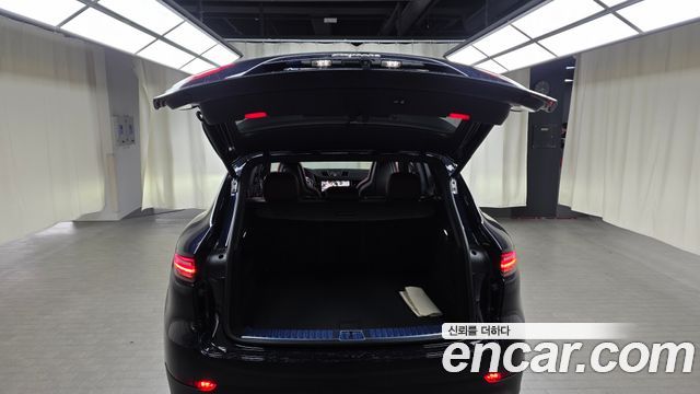 Porsche Cayenne 2021 — photo 20