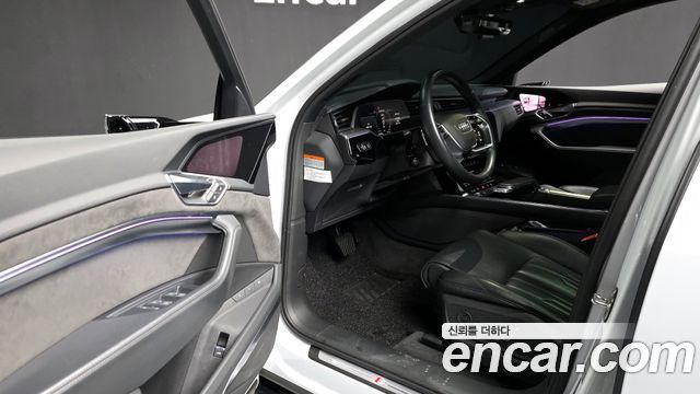 Audi e-tron 2021 — photo 10