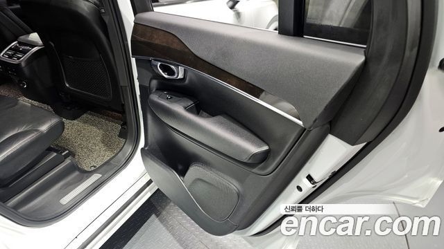 Volvo XC90 2019 — photo 32