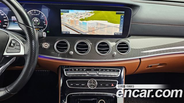 Mercedes-Benz E-Class 2017 — photo 16