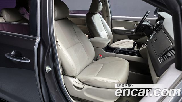 Kia Canival 2015 — photo 12