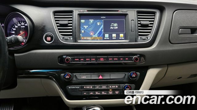 Kia Canival 2015 — photo 13