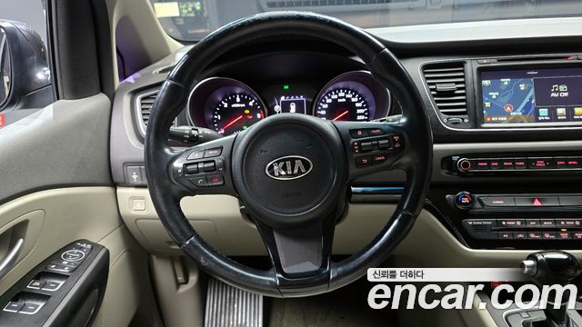 Kia Canival 2015 — photo 14