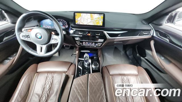 BMW 5-Series 2022 — photo 10
