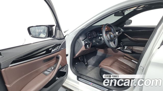 BMW 5-Series 2022 — photo 13
