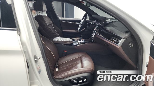 BMW 5-Series 2022 — photo 17