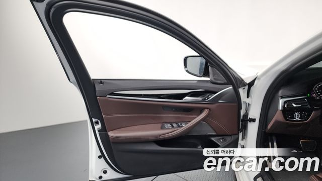 BMW 5-Series 2022 — photo 14