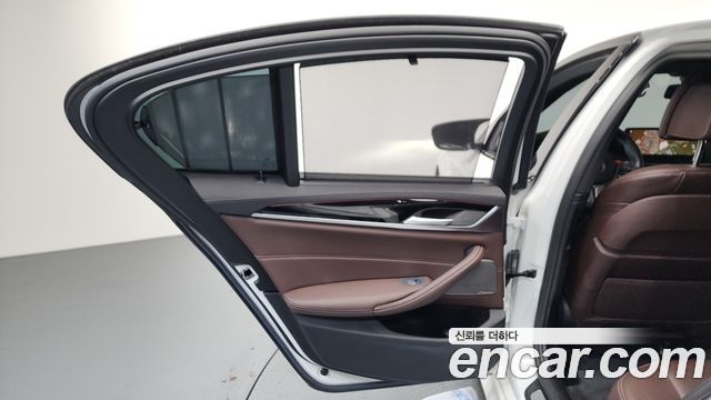 BMW 5-Series 2022 — photo 15