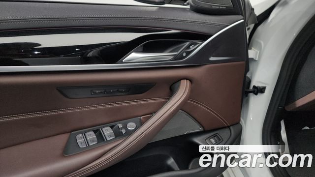BMW 5-Series 2022 — photo 28