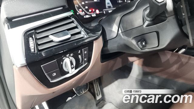 BMW 5-Series 2022 — photo 30