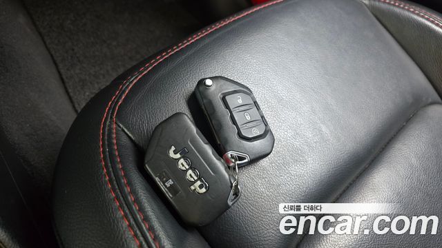 Jeep Wrangler 2021 — photo 24