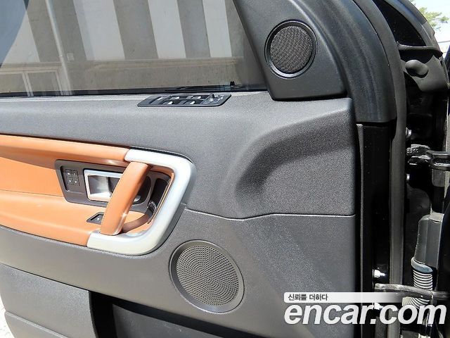 Land Rover Discovery Sport 2017 — photo 11
