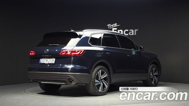 Volkswagen Touareg 2023 — photo 2