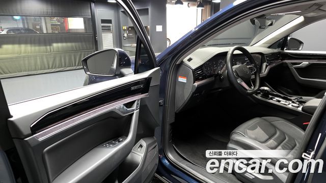 Volkswagen Touareg 2023 — photo 13