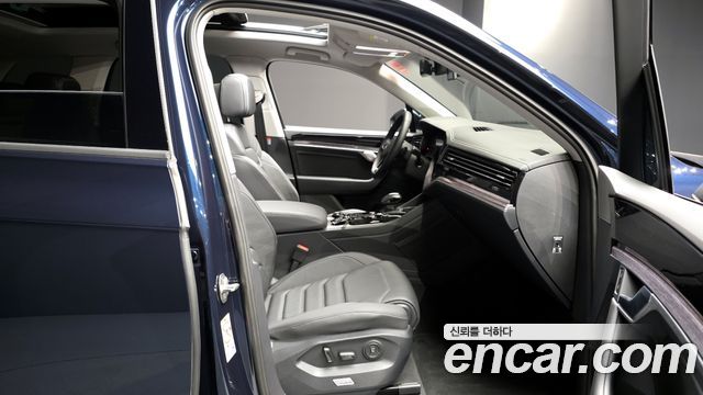 Volkswagen Touareg 2023 — photo 18