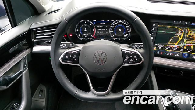 Volkswagen Touareg 2023 — photo 19