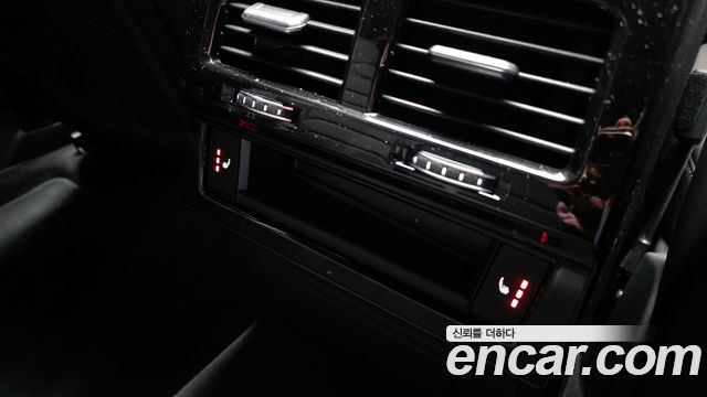 Volkswagen Touareg 2023 — photo 24